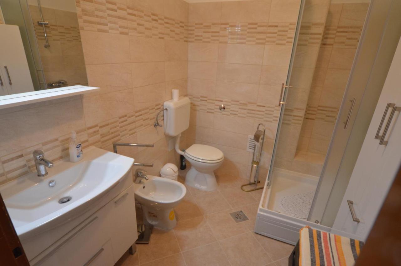 Condominium Apartment Ровин Екстериор снимка